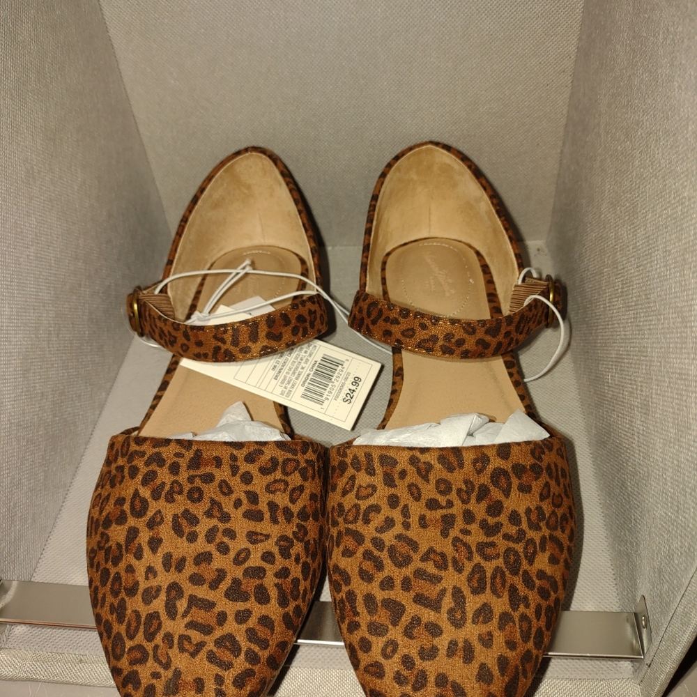 Universal Thread size 8 Sandals